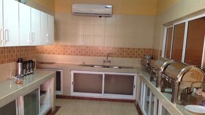Uma cozinha compacta com fogão embutido, pia e armários.