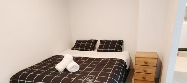 Tabla de planchar con plancha, wifi y ropa de cama 