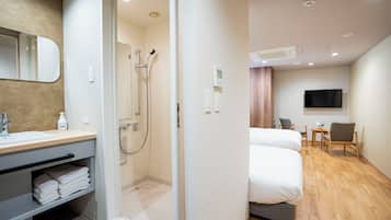 Tvåbäddsrum Deluxe | Badrum | Dusch, hårtork, tofflor och elektronisk bidé