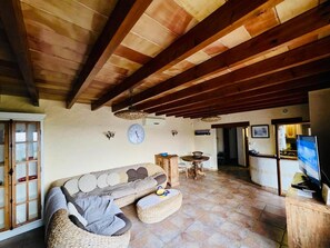 House | Living room - Charming Villa With Private Garden (L'Alfas del Pi)