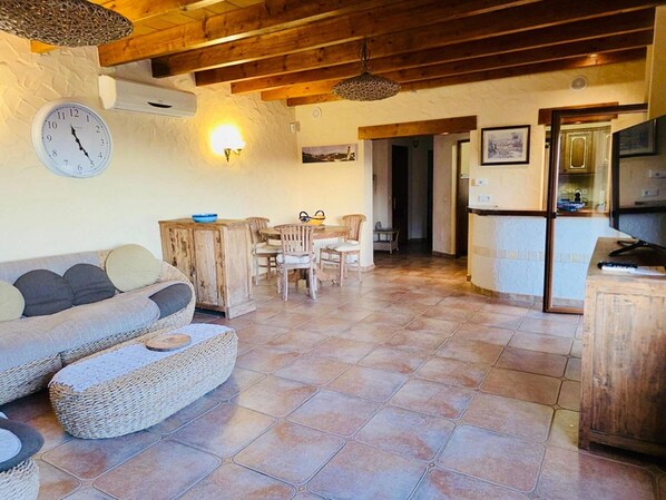 House | Living room - Charming Villa With Private Garden (L'Alfas del Pi)