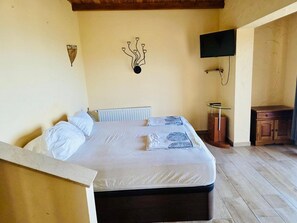 3 bedrooms, individually furnished, iron/ironing board - Charming Villa With Private Garden (L'Alfas del Pi)