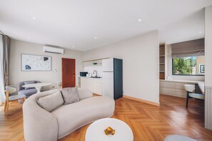 Superior Studio, Ocean View | Free WiFi