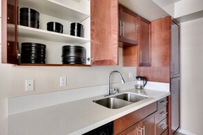 ثلاجة، ميكروويف، فرن، غسالة أطباق