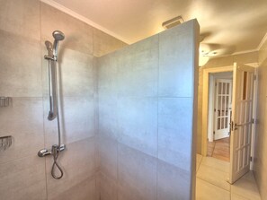 Doccia, asciugacapelli, asciugamani, sapone