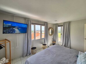 3 bedrooms, in-room safe, iron/ironing board, free WiFi