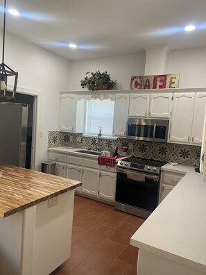 Fridge, microwave, oven, stovetop - Updated Charming Casa 3-bedroom house gated community in Pharr/Mcallen area (Pharr)