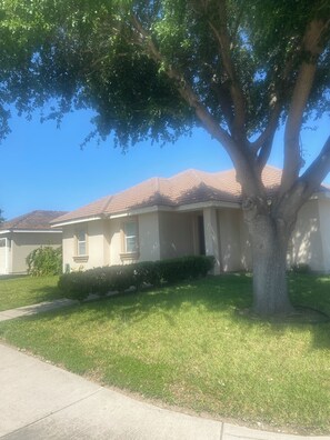Exterior - Updated Charming Casa 3-bedroom house gated community in Pharr/Mcallen area (Pharr)