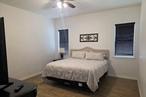 3 bedrooms, free WiFi, bed sheets - Updated Charming Casa 3-bedroom house gated community in Pharr/Mcallen area (Pharr)