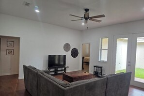 Smart TV - Updated Charming Casa 3-bedroom house gated community in Pharr/Mcallen area (Pharr)