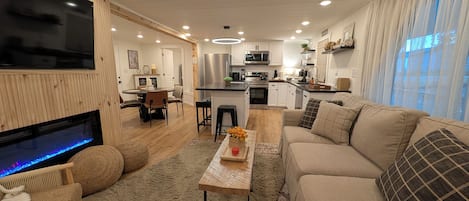Smart TV, chimenea y libros