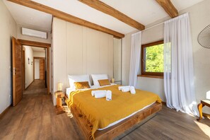 Room - Serene Retreat With Panoramic Views (Stari Grad)