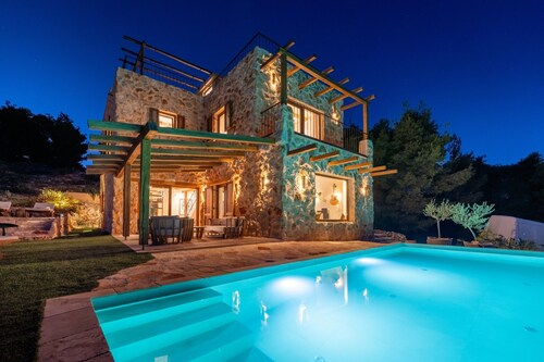 Serene Retreat With Panoramic Views