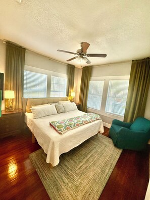2 bedrooms, iron/ironing board, free WiFi, bed sheets - 1929 Historic Premium Stay - Dog-Friendly, Downtown Riverwalk Frost, SPURS, JBSA (San Antonio)