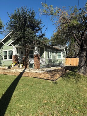 Exterior - 1929 Historic Premium Stay - Dog-Friendly, Downtown Riverwalk Frost, SPURS, JBSA (San Antonio)