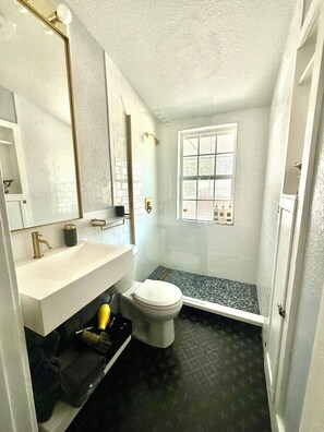 Shower, hair dryer, towels, soap - 1929 Historic Premium Stay - Dog-Friendly, Downtown Riverwalk Frost, SPURS, JBSA (San Antonio)