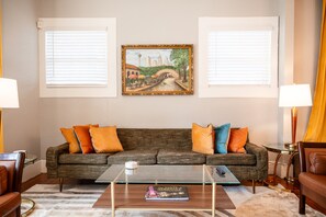 Smart TV, books - 1929 Historic Premium Stay - Dog-Friendly, Downtown Riverwalk Frost, SPURS, JBSA (San Antonio)