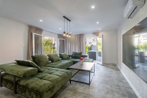 House | Living room - Villa in Pakostane With Private Pool (Pakostane)