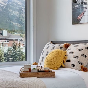 2 bedrooms, iron/ironing board, free WiFi, bed sheets - Stunning Modern 2BR Unit in Downtown Canmore! (Canmore)