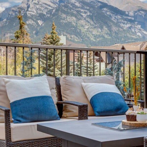 Property grounds - Stunning Modern 2BR Unit in Downtown Canmore! (Canmore)