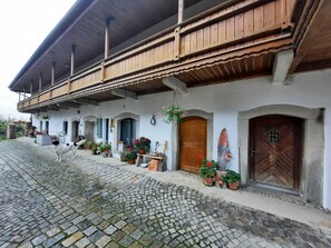 المنشأة من الخارج