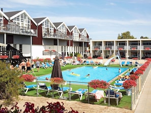 Una piscina techada, una piscina al aire libre
