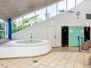 Casa de lujo, 2 habitaciones | Piscina | Una piscina cubierta, una piscina al aire libre