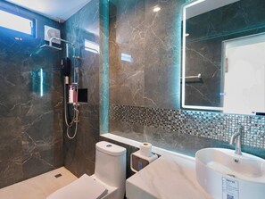 A modern bathroom with a shower, toilet, and sink, featuring marble walls and a large mirror. - Pool&Play - Modern Private Pool Villa in Pattaya (Muang Pattaya)