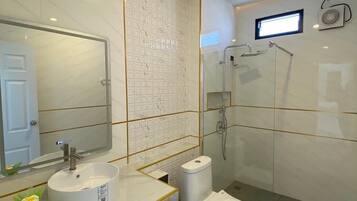 Dusch, bubbelbadkar, hårtork och bidé