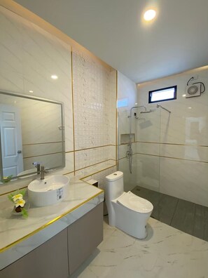 Dusch, bubbelbadkar, hårtork och bidé