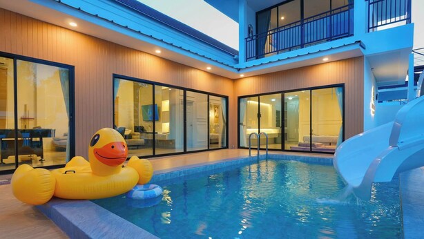 A modern house with a swimming pool, a slide, and inflatable ducks. - Pool&Play - Modern Private Pool Villa in Pattaya (Muang Pattaya)