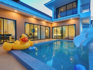 A modern house with a swimming pool, a slide, and inflatable ducks. - Pool&Play - Modern Private Pool Villa in Pattaya (Muang Pattaya)