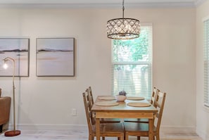 Dining - Heights Bungalow-Pet Friendly 6 miles to Downtown (Houston)