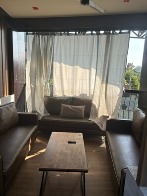 デスク、ノートパソコン用作業スペース、アイロン / アイロン台、WiFi (無料)