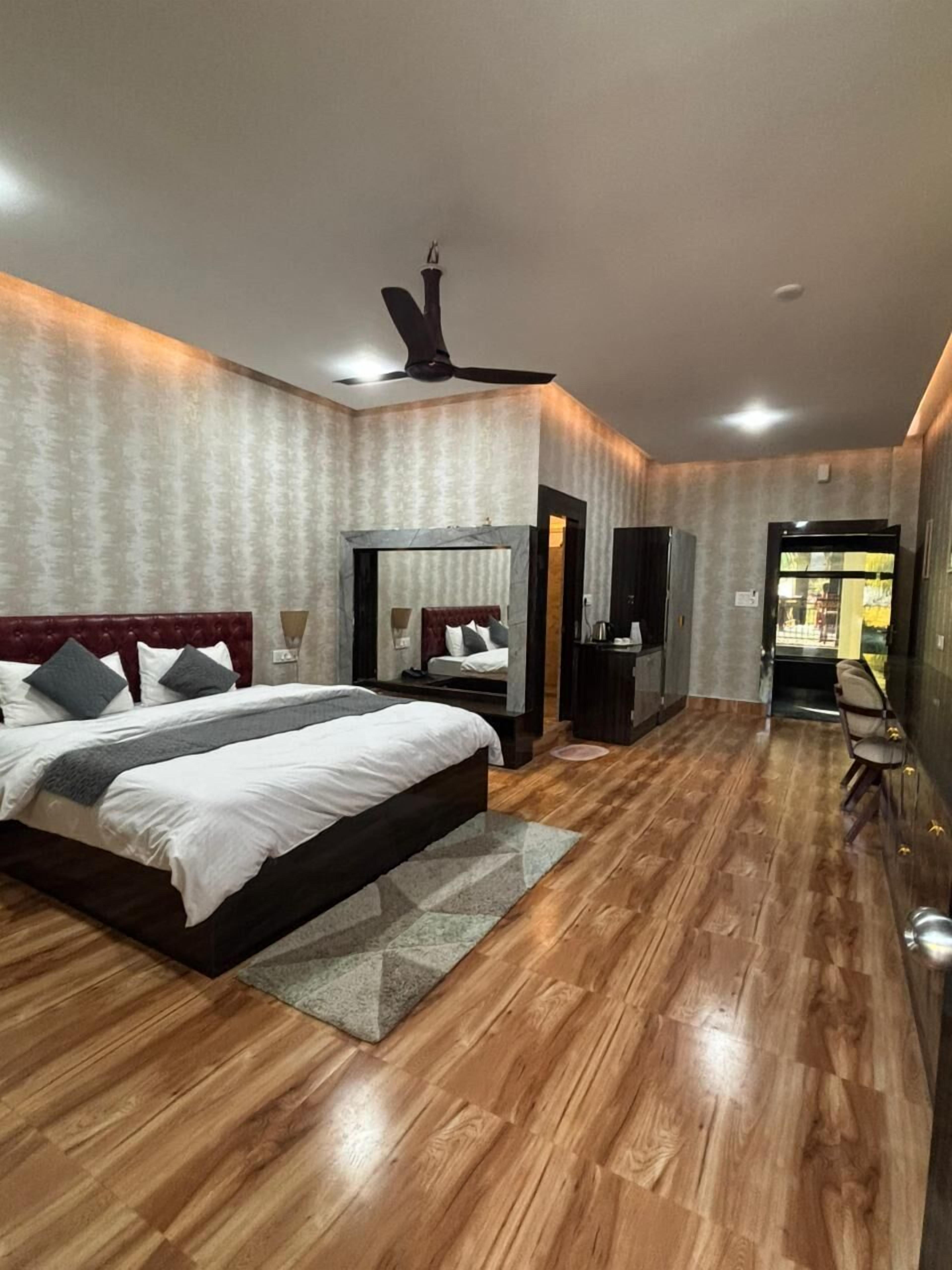 Desk, laptop workspace, iron/ironing board, free WiFi