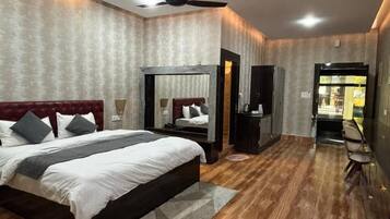 Schreibtisch, laptopgeeigneter Arbeitsplatz, Bügeleisen/Bügelbrett