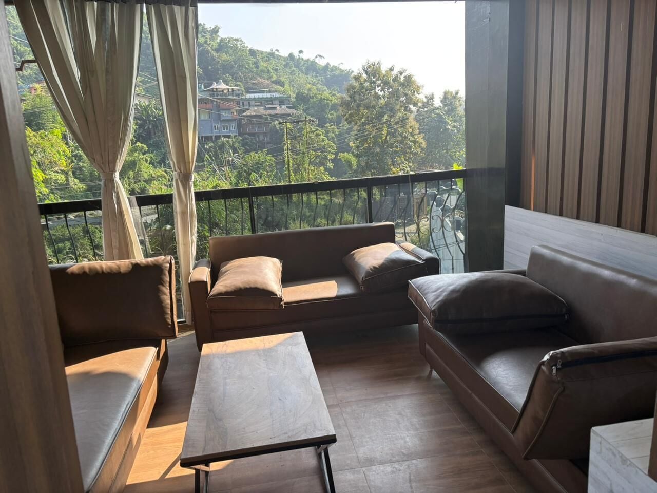 Schreibtisch, laptopgeeigneter Arbeitsplatz, Bügeleisen/Bügelbrett