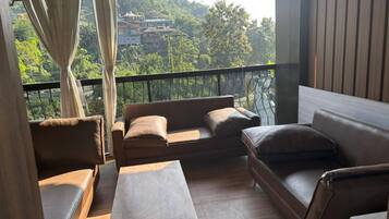 Schreibtisch, laptopgeeigneter Arbeitsplatz, Bügeleisen/Bügelbrett