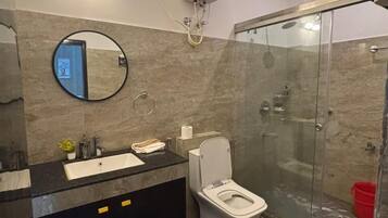 Ducha, artículos de tocador gratuitos, secador de pelo, pantuflas