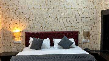 Schreibtisch, laptopgeeigneter Arbeitsplatz, Bügeleisen/Bügelbrett