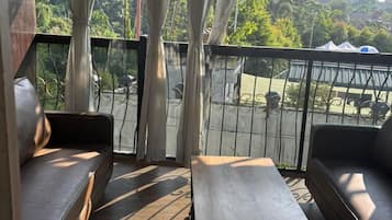 Meja, ruang kerja komputer riba, seterika/papan seterika, Wi-fi percuma