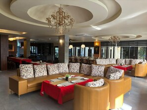 Escritorio y espacio para trabajar con laptop 