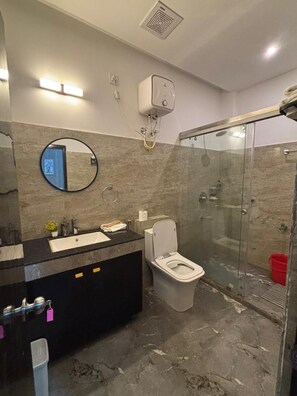 Regadera, pantuflas, toallas, jabón 