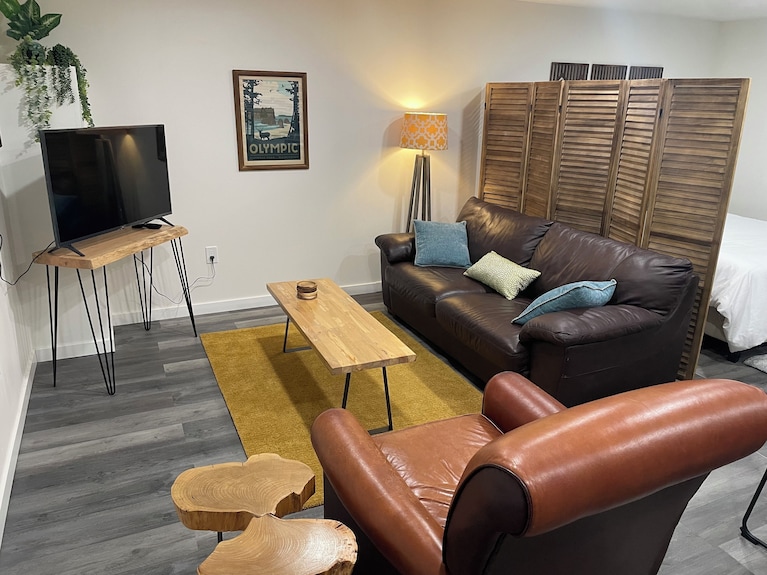 Brand New Private Quiet Shoreline Studio Near Beach, Shops, Ferry, Light Rail - Edmonds, WA