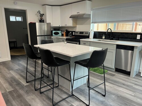 Brand new private Shoreline studio near the beach, shops, ferry, light rail
