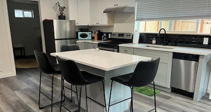 Brand new private Shoreline studio near the beach, shops, ferry, light rail