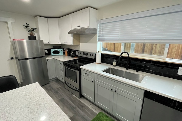 Jääkaappi, mikroaaltouuni, uuni, liesi