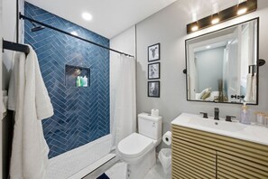 Shower, hair dryer, towels, soap - 1 bedroom modern tiny house sleeps 2 (Atlanta)