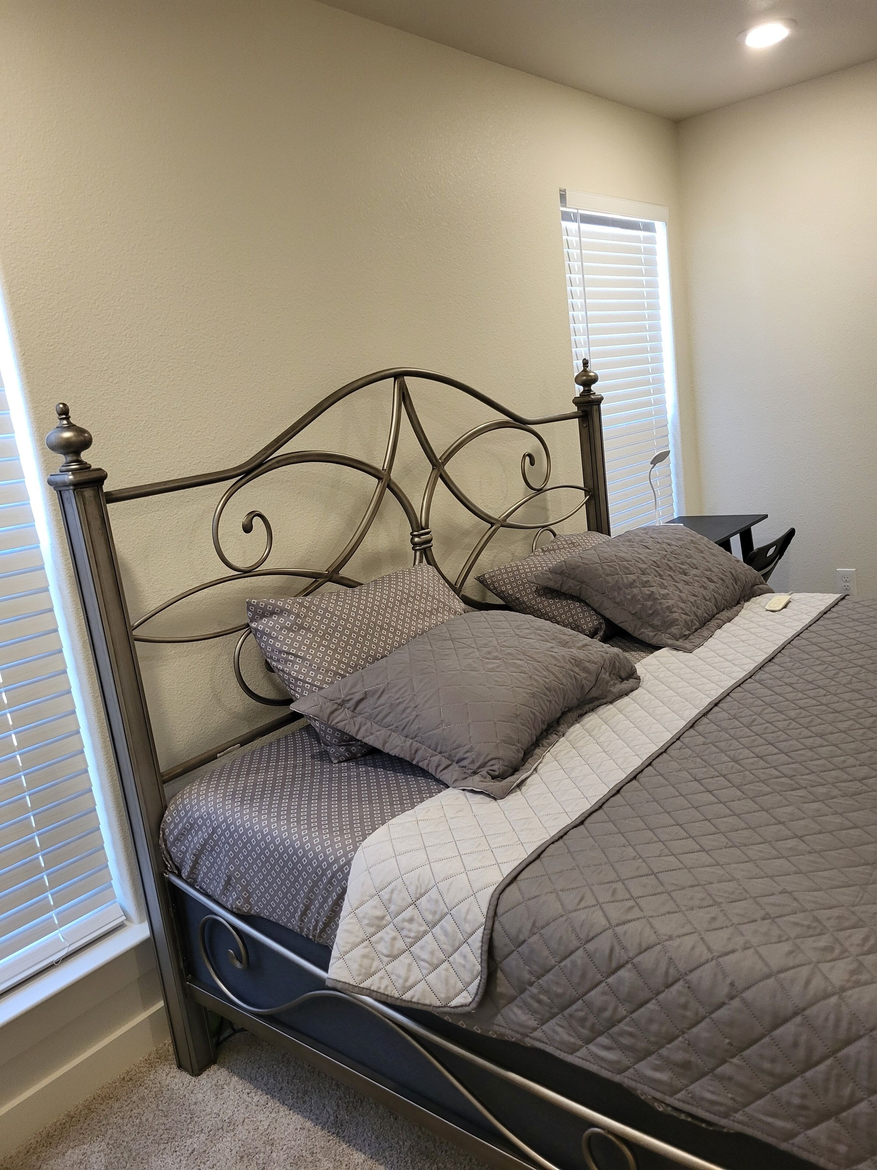 3 chambres, coffres-forts dans les chambres, fer et planche à repasser