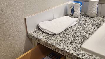 SĂšche-cheveux, serviettes fournies, savon, shampoing